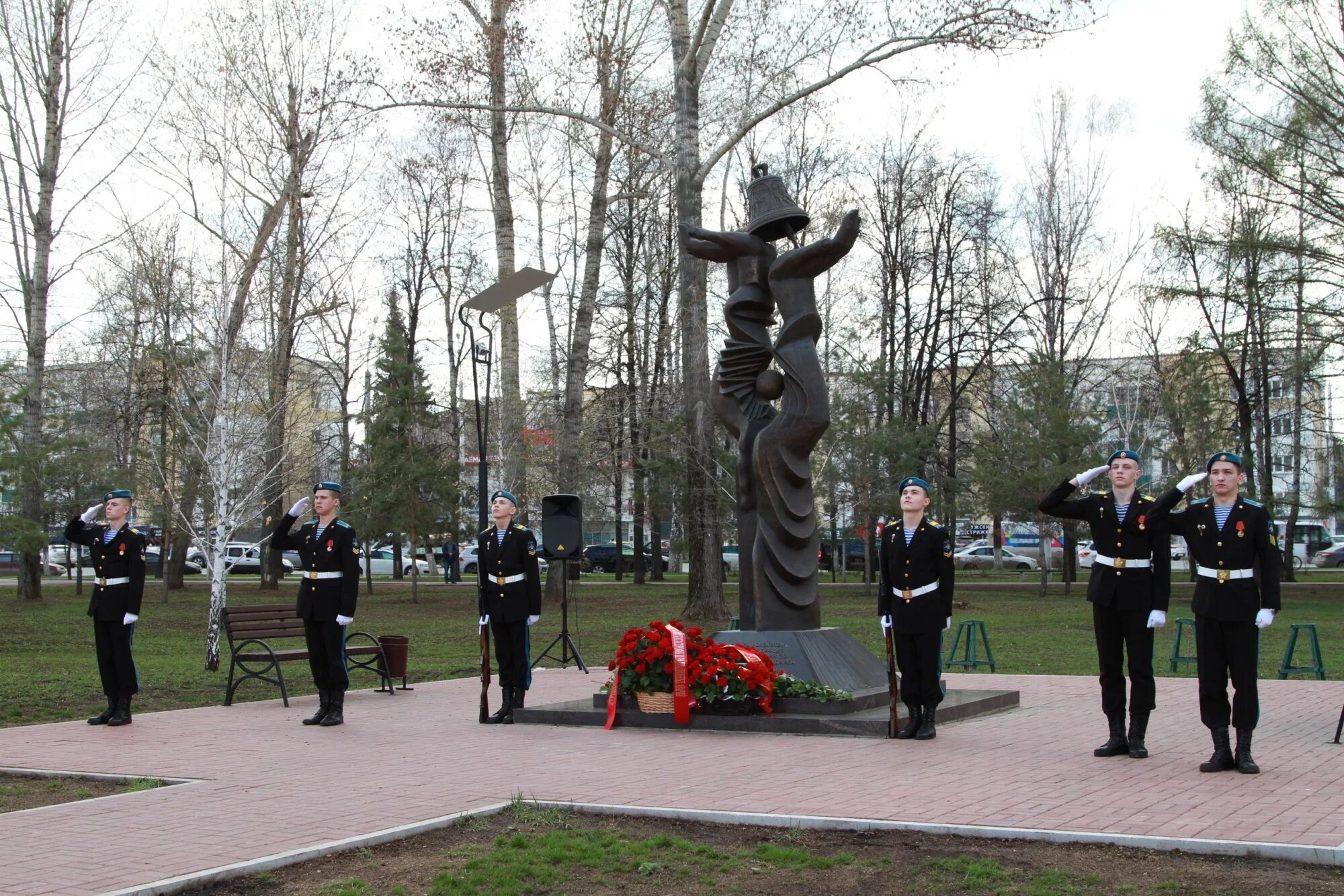 Мероприятие памяти радиационных. Памятник в Шумерле погибшим в радиационных катастрофах. 26 Апреля день памяти погибших в радиационных авариях и катастрофах. День памяти погибших в радиационных авариях и катастрофах открытка. 26 Апреля день памяти погибших в радиационных Уваровка.