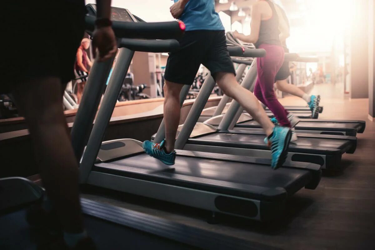 Беговая дорожка fitness trenirovka. Ходьба в спортзале. Тренажерный зал беговая дорожка. Aerofit 8700. Девушка на тренажере.