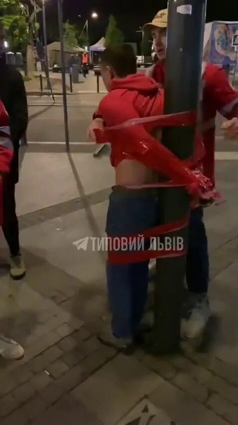 Наказывают украинок видео. Красные столбы. Наказывают украинок видео. Мародеров привязывают к столбам. Наказывают украинок видео.