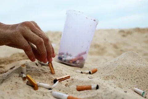 Закурил на берегу пальцы губы