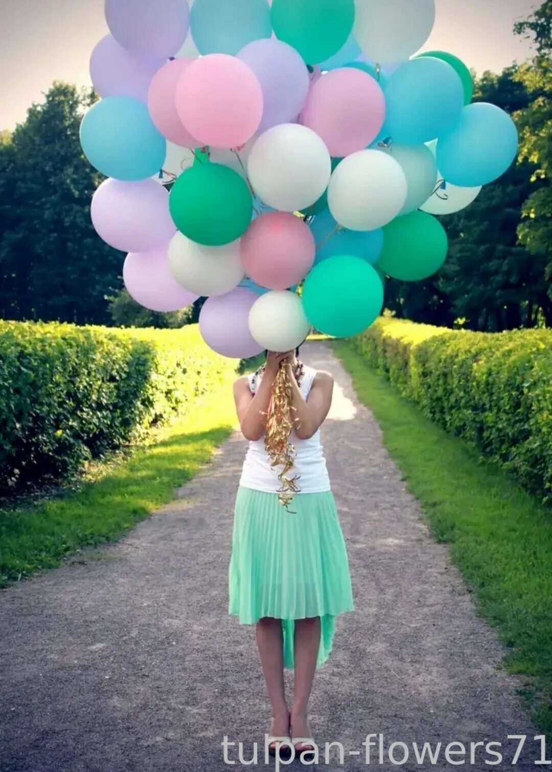 Большой шар с цветами. Воздушные шары. Воздушный шарик. Девушка с воздушными шарами. Красивые девушки с воздушными шарами.