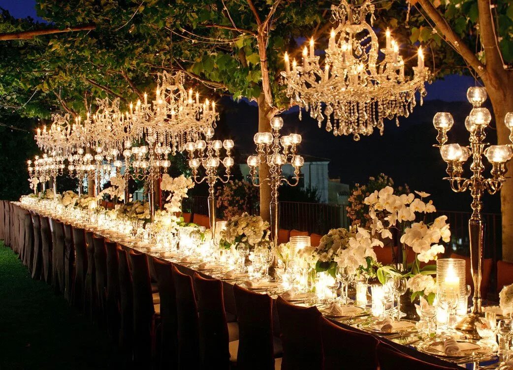 Церемония под. Декор свадьбы на природе. Декорации для свадьбы на природе. Свадебный стол с фонариками. Свадебный декор в саду.