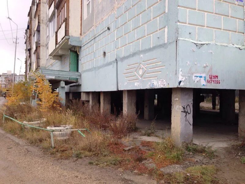 Сваи в якутии. Дом на сваях в якутии. Фундамент на вечной мерзлоте. Норильск дома на сваях. Здания на вечной мерзлоте норильск.