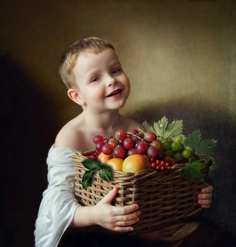Картина ребенок ест. Мальчик с фруктами. мальчик с корзиной фруктов. картина мальчик с фруктами. юноша с корзиной фруктов.
