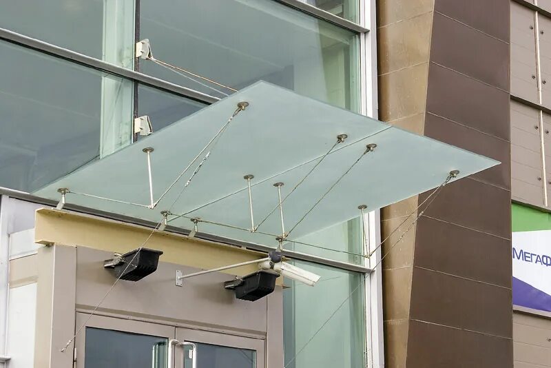 крепление стеклянного козырька. крепление трубы к стене. 112500. козырек из профильной трубы. крепление металлического козырька.