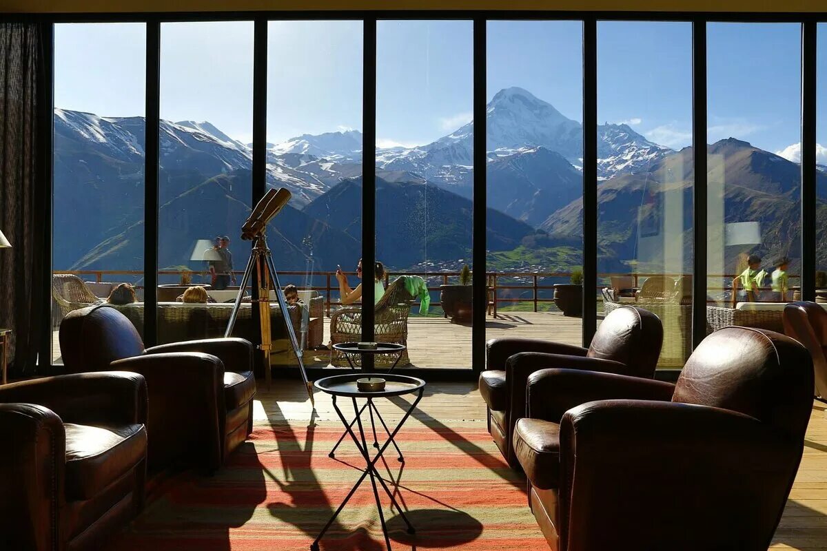 Гостиницы в грузии. Rooms Hotel Kazbegi Грузия. Rooms Hotel Kazbegi Степанцминда, Грузия. Казбеги отель Rooms Hotel ресторан. Казбеги отель в горах.