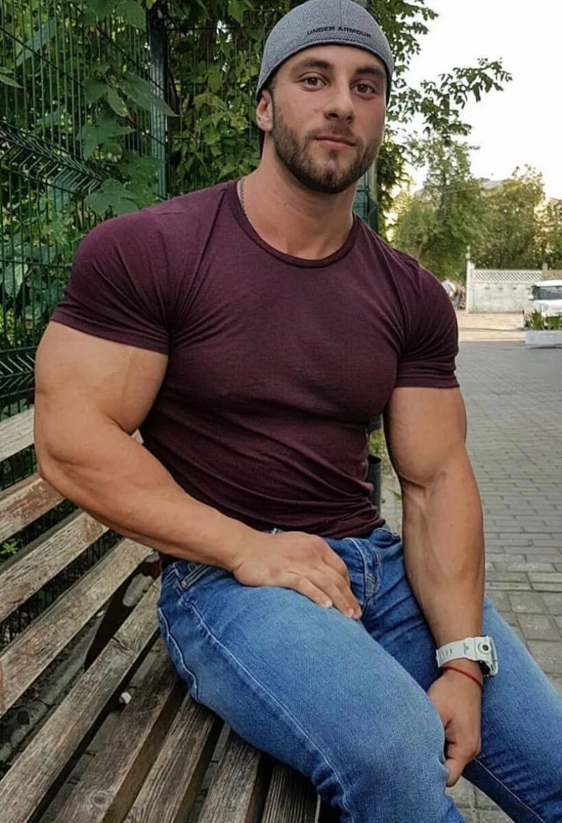 Очень крупный парень. Мужчины с большими животами. Парни крупного телосложения. Очень крупный парень. Крупные накаченные мужчины.