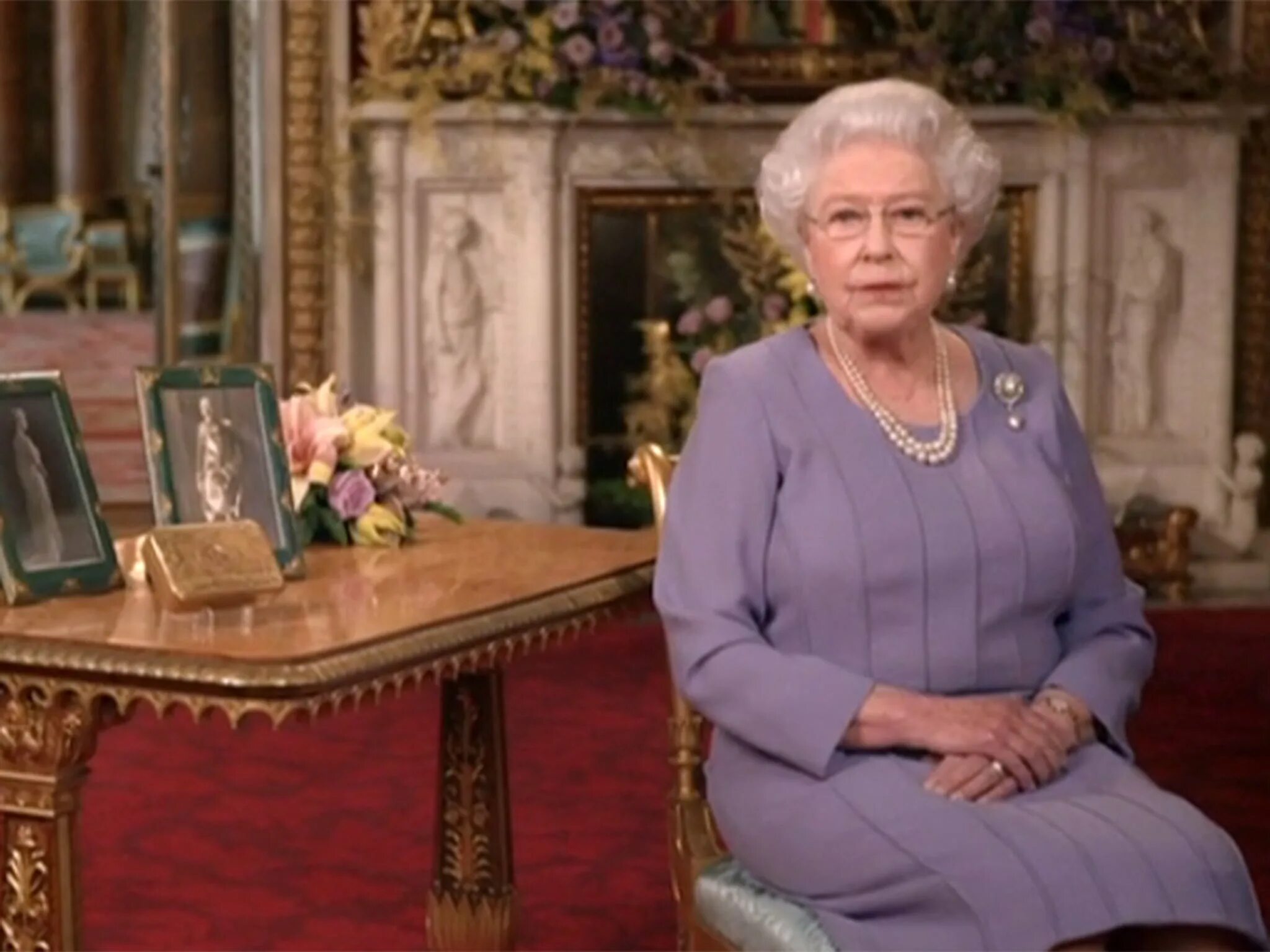 Watching the Queen’s Speech. The Queen of England Lives in. Queen Elizabeth meets Victoria. The Queen of England Lives in the White House.