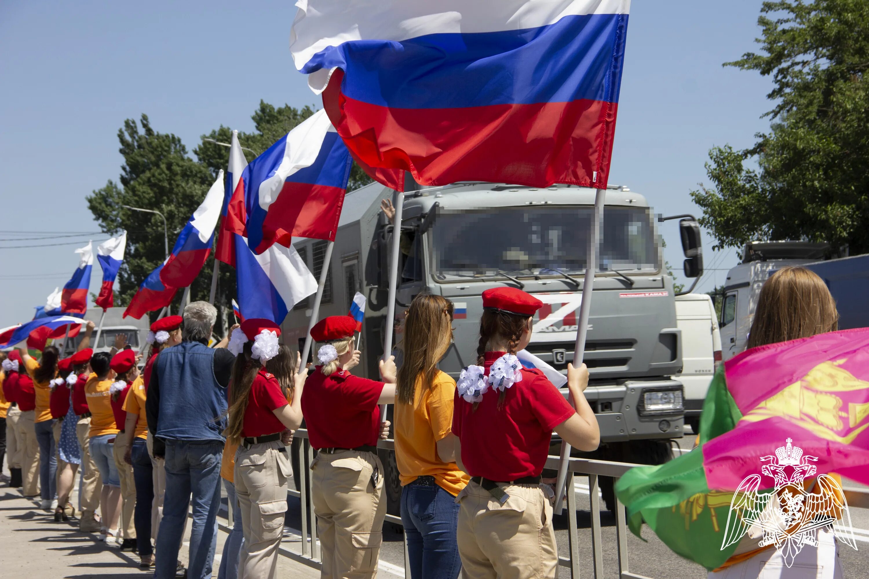 С днём России на Кубани. Жители Краснодарского края встречают с героями Украины. Z на российском флаге. Солдат с флагом Кубани. Дорожные организации краснодарского края