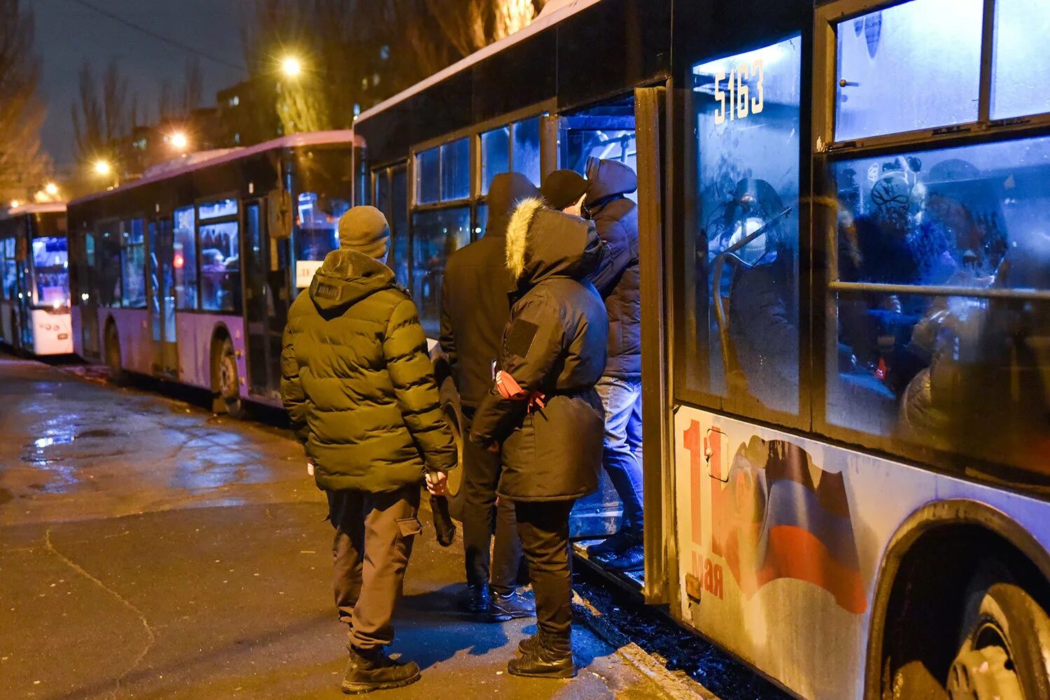 Автобусы с беженцами Донбасса в Ростовской области. Автобусы с беженцами из Донбасса. Эвакуированные из Донбасса. Автобус с беженцами из Украины. Днр мирные жители