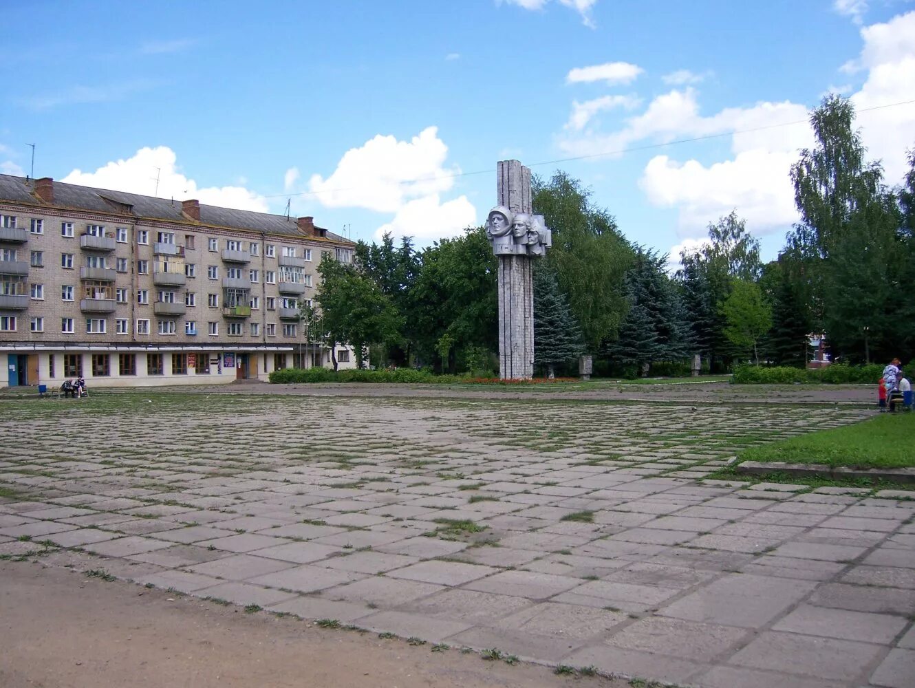Показать комсомольскую площадь. Комсомольская площадь рыбинск. комсомольская площадь полиграф рыбинск. проект комсомольской площади рыбинск. комсомольская площадь рыбинск фото.