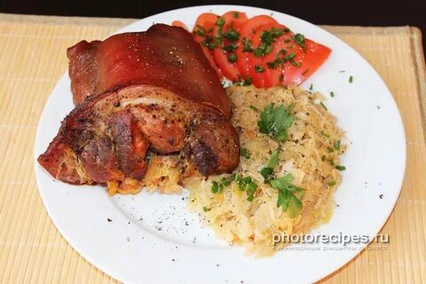 Рулька запеченная с квашеной капустой в духовке