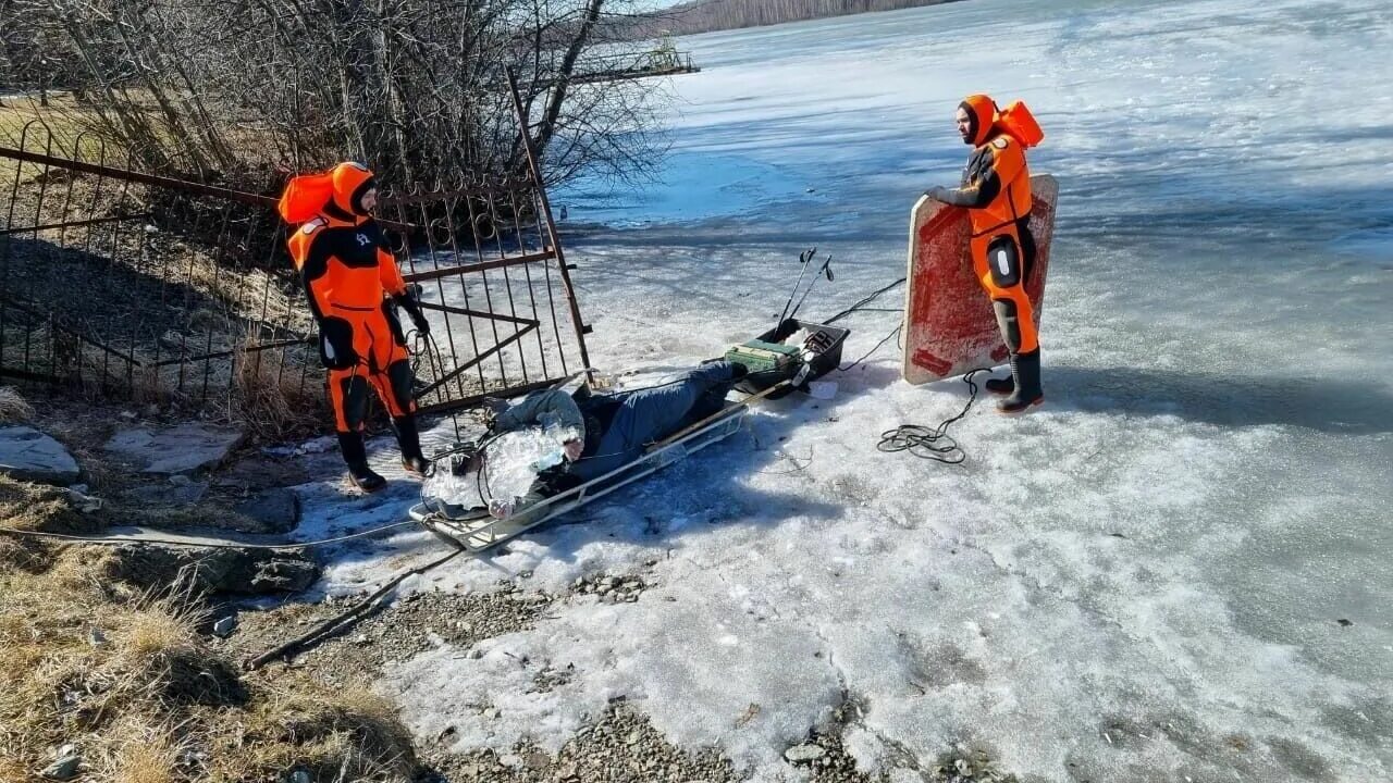 Рыбак провалился под лед. Рыбаки. Водолаз спасатель. Утонул провалился под лед