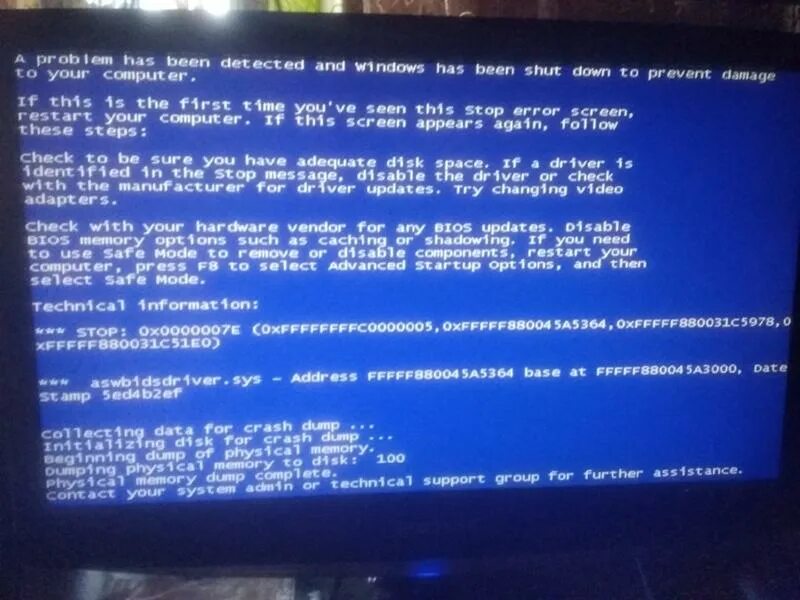Синий экран при выключении Windows. Синий экран завершения работы. Ошибка виндовс 7 синий экран. При завершении работы синий экран. При включении ноутбука синий экран