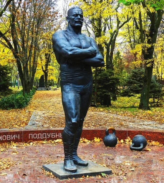 иван поддубный скульптура. иван поддубный ейск. памятник поддубному. памятник поддубному в ейске. иван поддубный памятник.