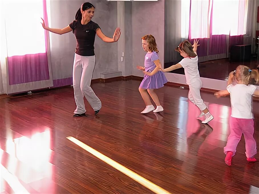 Танец детям под песню. Танцевальные движения для детей. Движения в ритмике для детей. Танцевальные движения для дошкольников. Детские танцы для малышей с движениями.