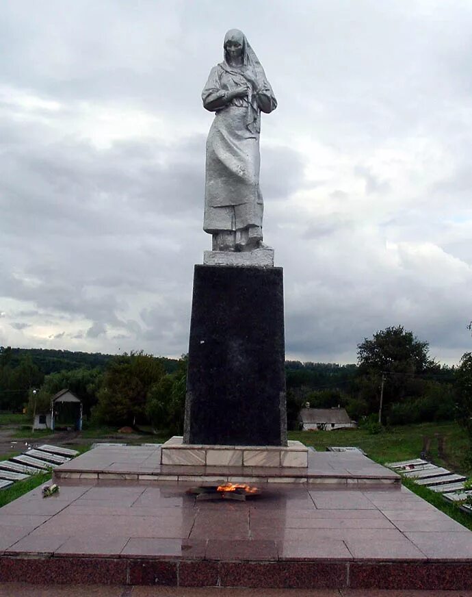 Памятники никольское. Памятник Скорбящей матери Никольское. Никольское Белгородская область. Мемориал Скорбящая мать Белгород. Памятник в Никольском Белгородского района.