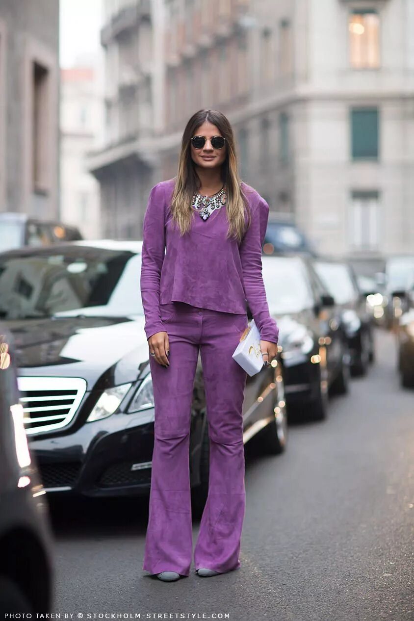стильные яркие образы. фиолетовая одежда для женщин. образ в сиреневых тонах. фиолетовый образ. сиреневое пальто.