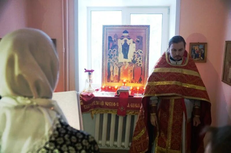 Сгоревшая церковь в александро невском. Храм. Николаевский храм ростов на дону. Иртышск фото. Воскресный день в церкви.