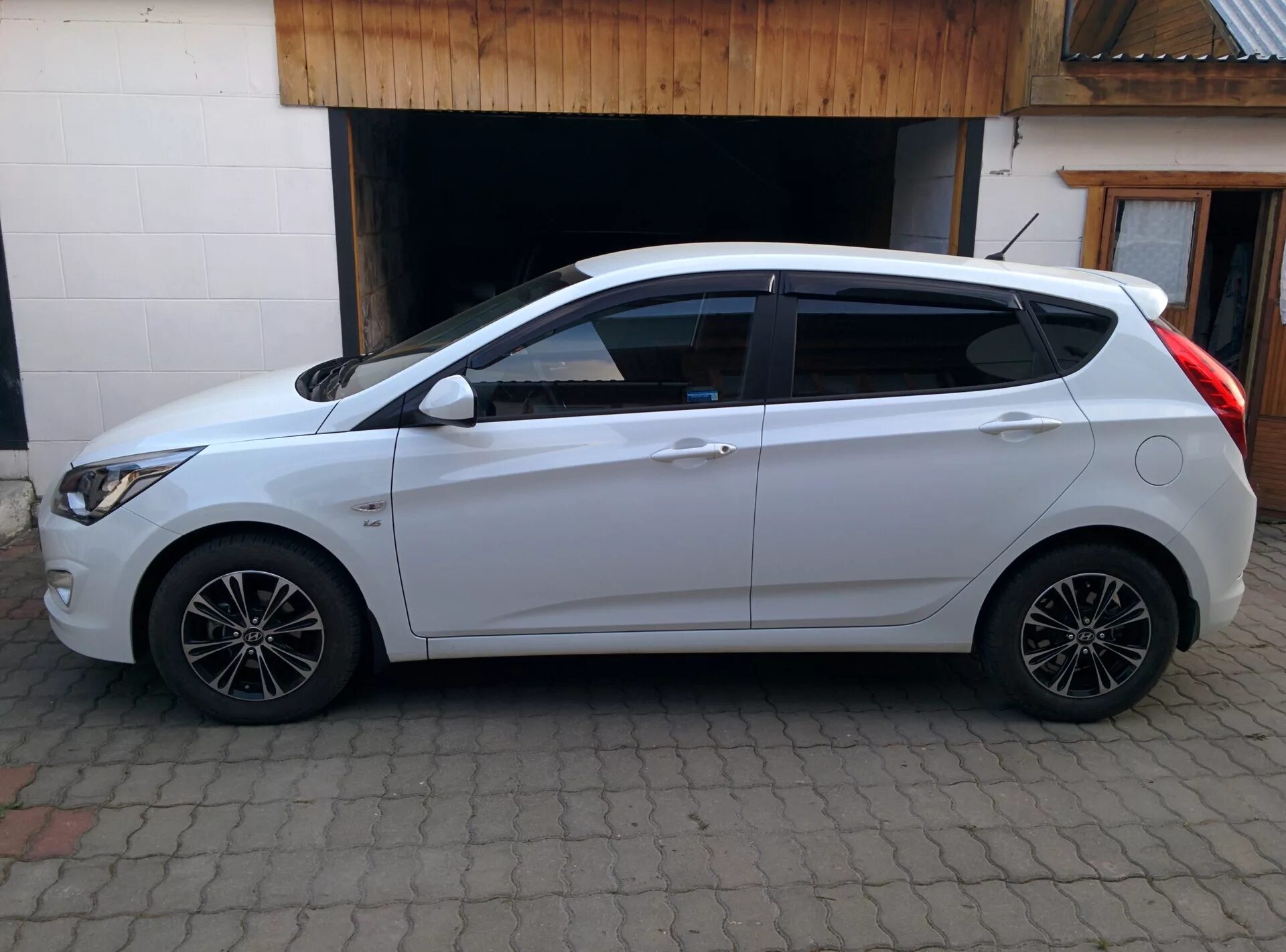 Hyundai solaris хэтчбек 15 года. Solaris hyundai белый хэтчбек r16. Солярис хэтчбек на литье р 15. Hyundai solaris хэтчбек диски r15. Черный.