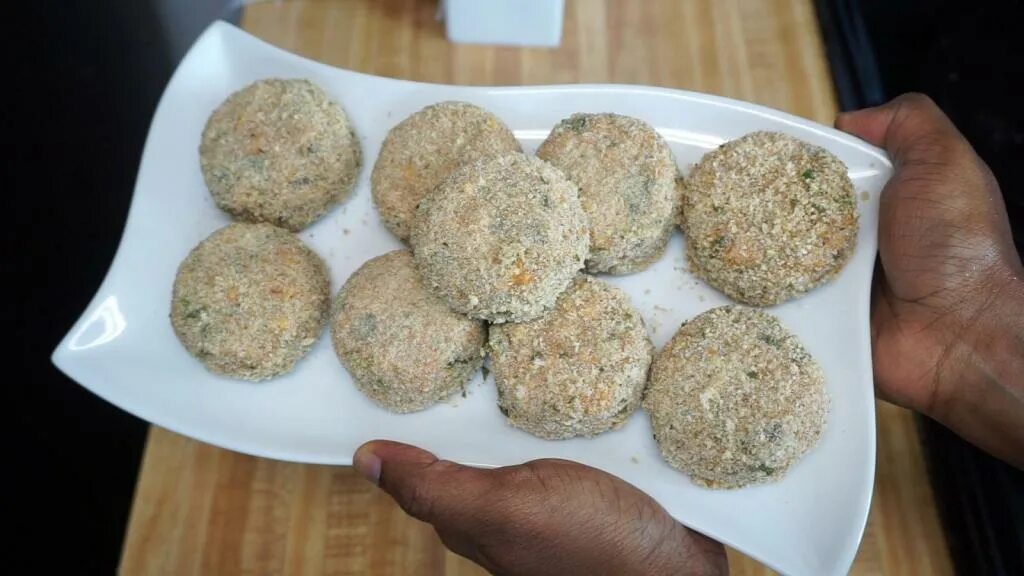 Замораживают ли готовые котлеты. Котлета куриная пф. котлеты из фарша полуфабрикаты. котлеты в панировке сырые. котлеты куриные п ф.