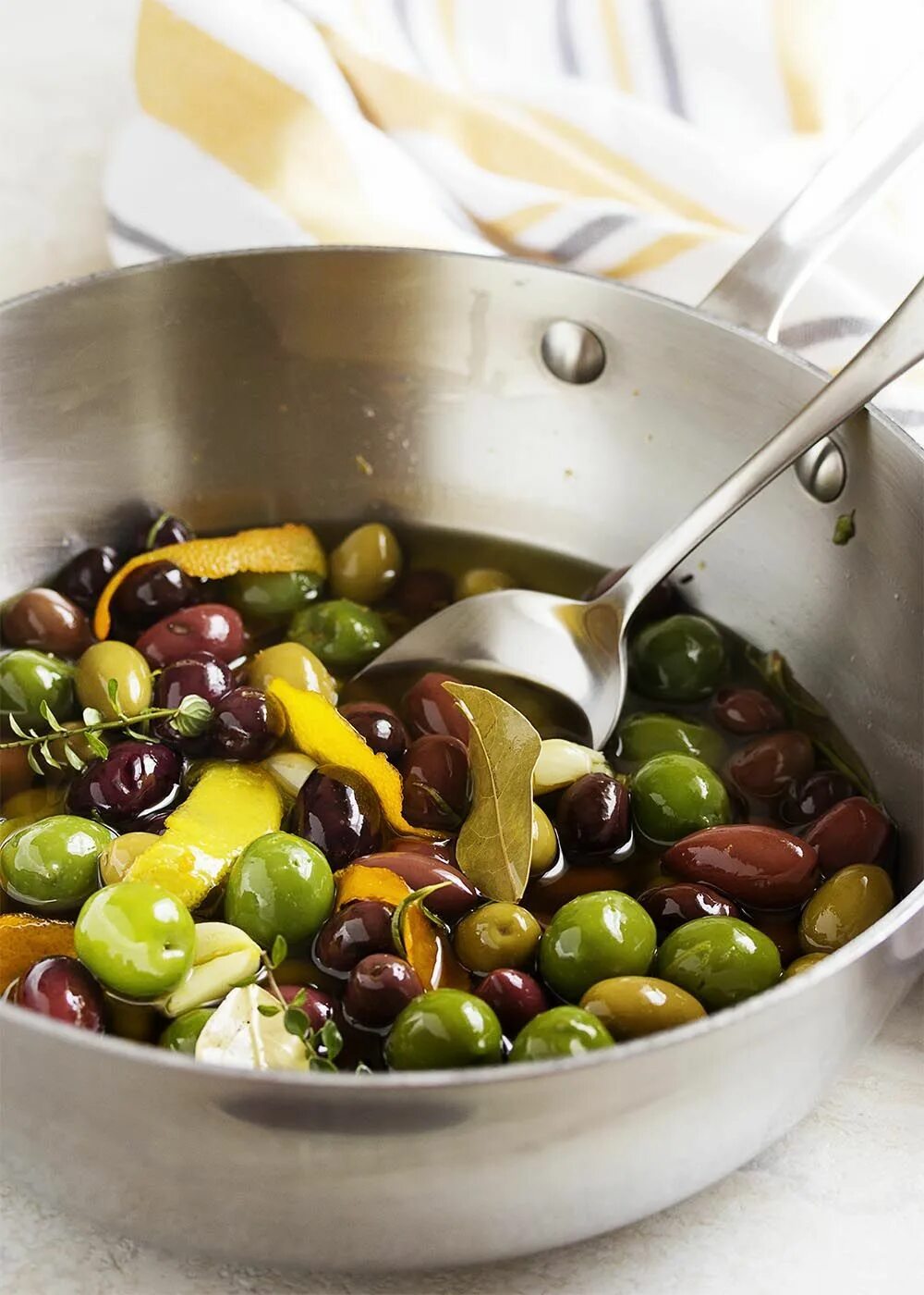 Мариновать маслины. Оливки Чупадерос. Итальянские оливки. Оливки сервировка. Сочные оливки.