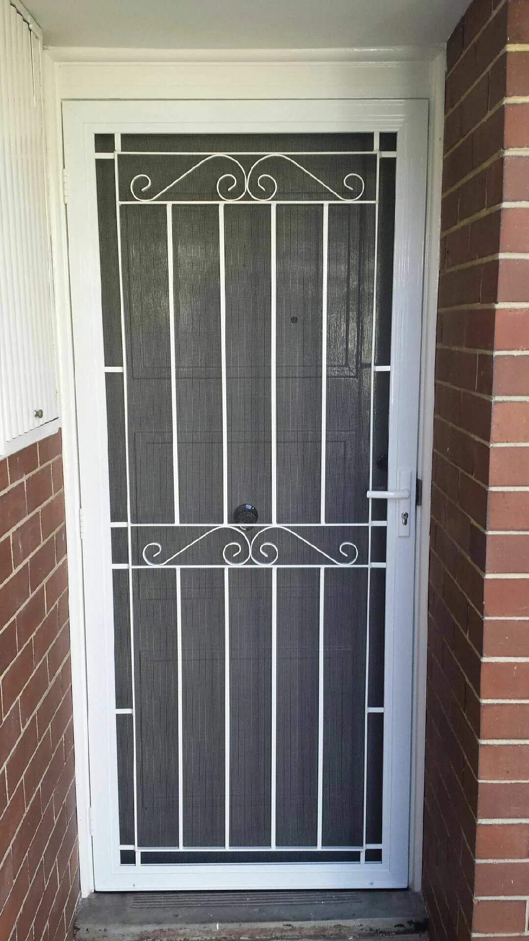 Дверные решетки лучшие идеи. Дверь алюминий декорация. Входные сейфовые двери в дом. Кованая калитка на балконы. Дверь исы