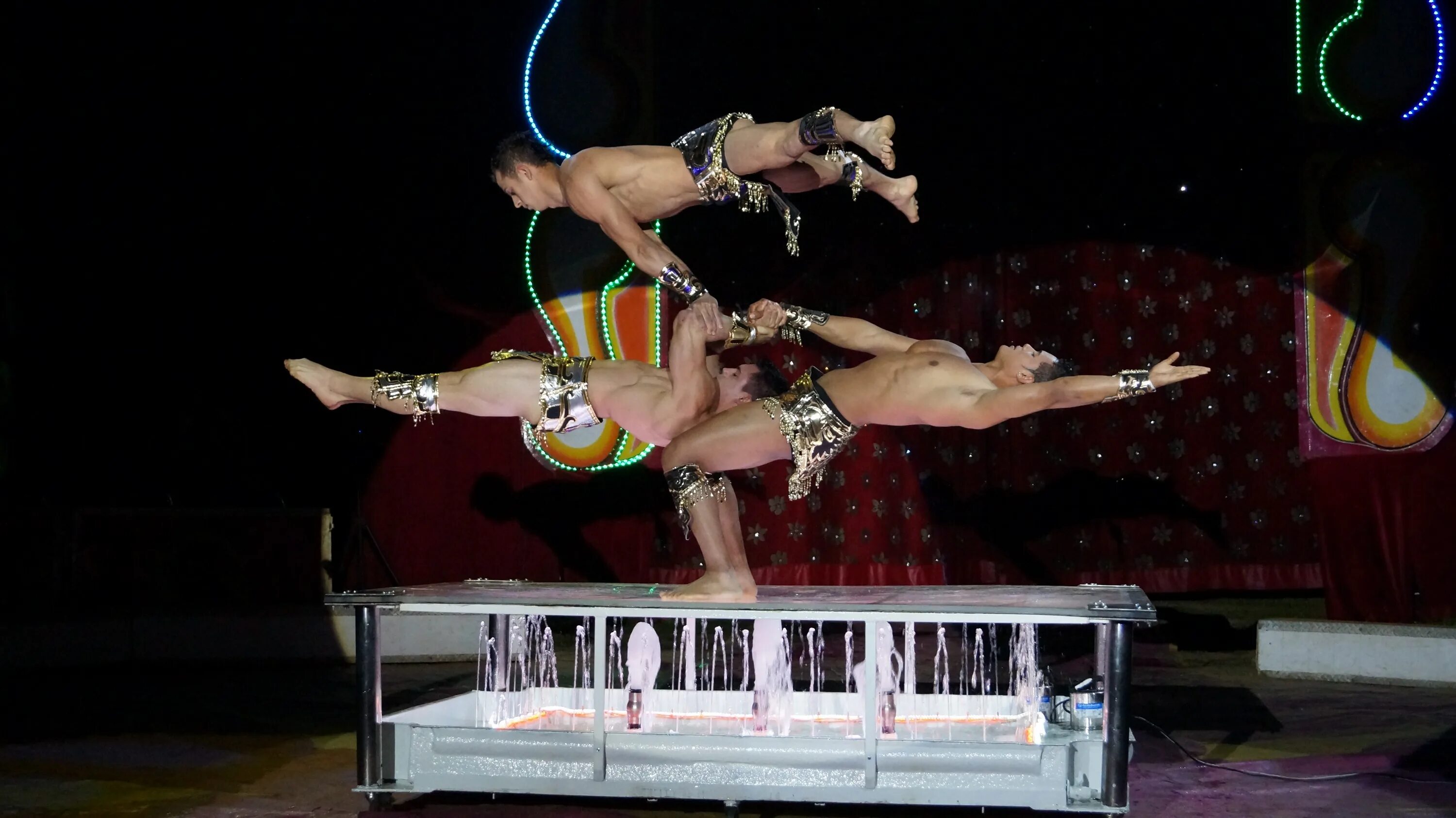 Цирковая гимнастика акробатика. Воздушное кольцо. Александр миронов акробат. Цирковая акробатика силовая. Женщины акробаты.