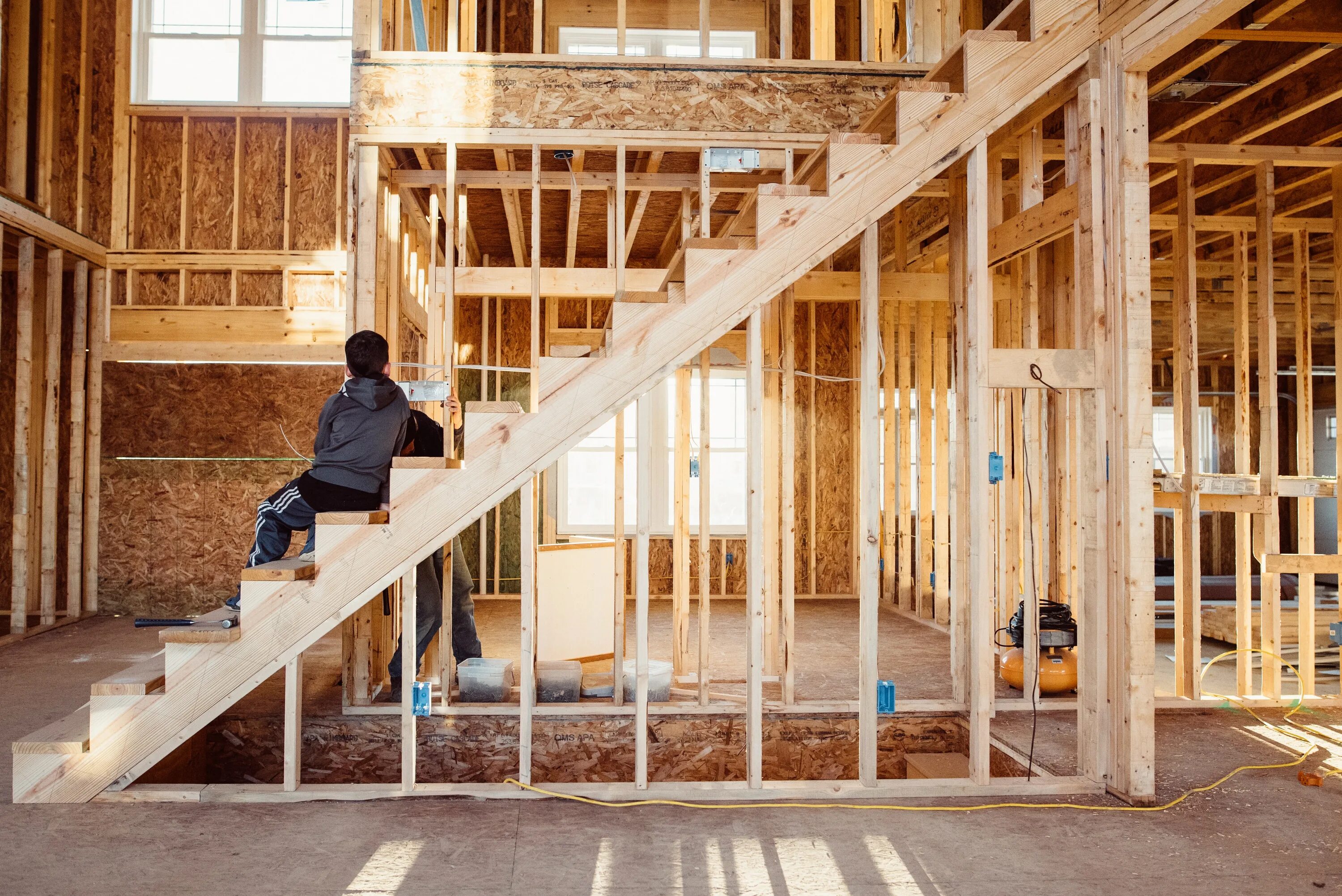 They build their house. Лестница для стройки. Ошибки при строительстве лестницы. Лестница в строящийся комнате. Строительная лестница дома.