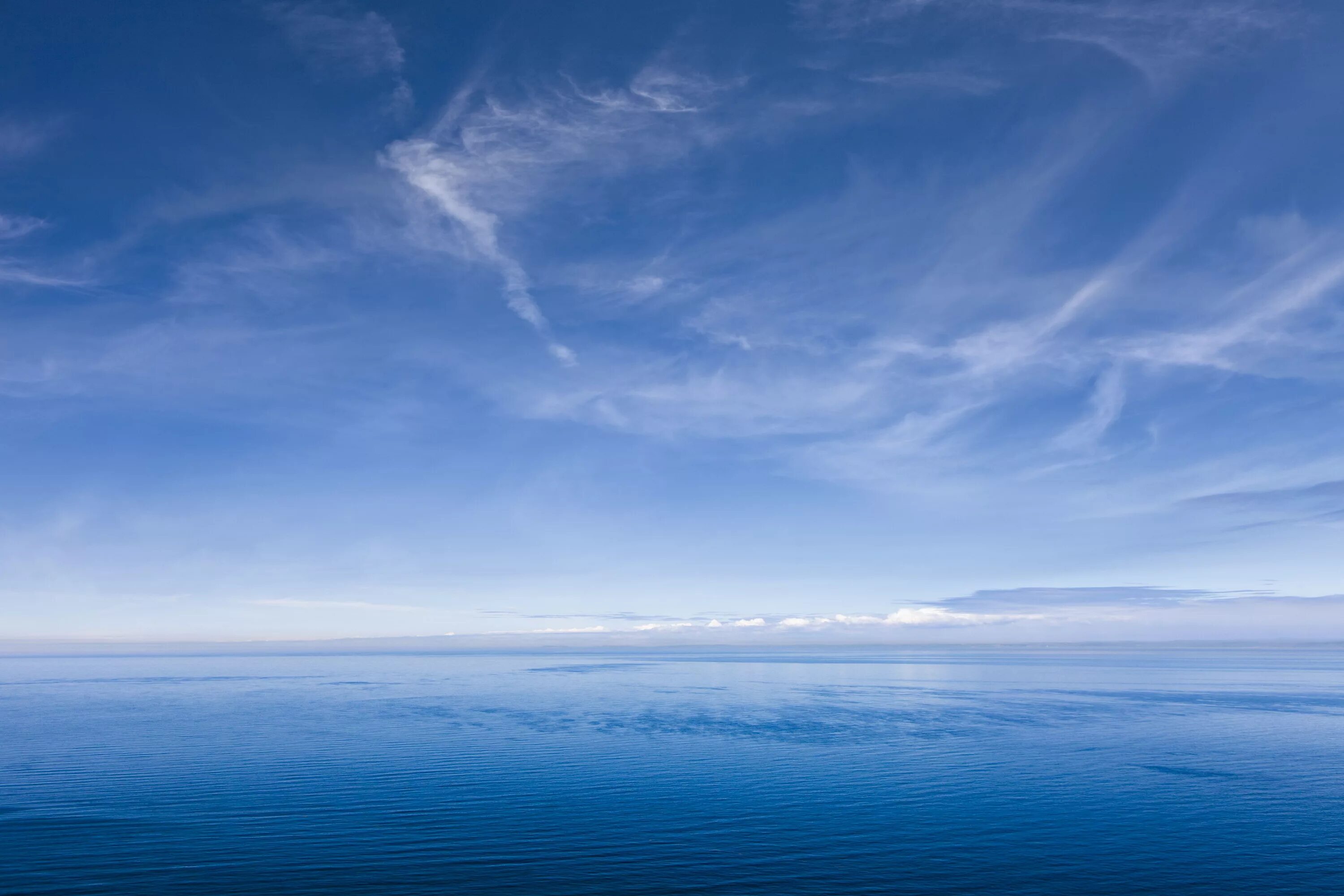 Pure sky. Темно голубое небо. небо в перспективе. горизонт сверху. синий sky.