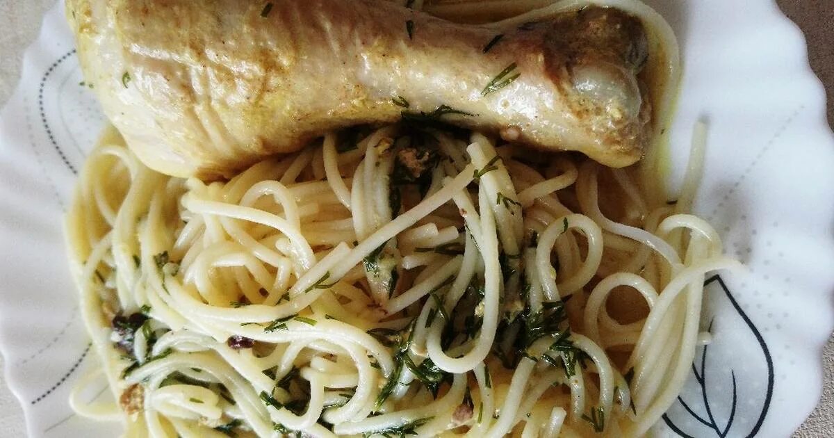 макароны с куриной голенью. куриные ножки с макаронами. макароны с курицей. макароны с куриным ножками. окорочка с макаронами.