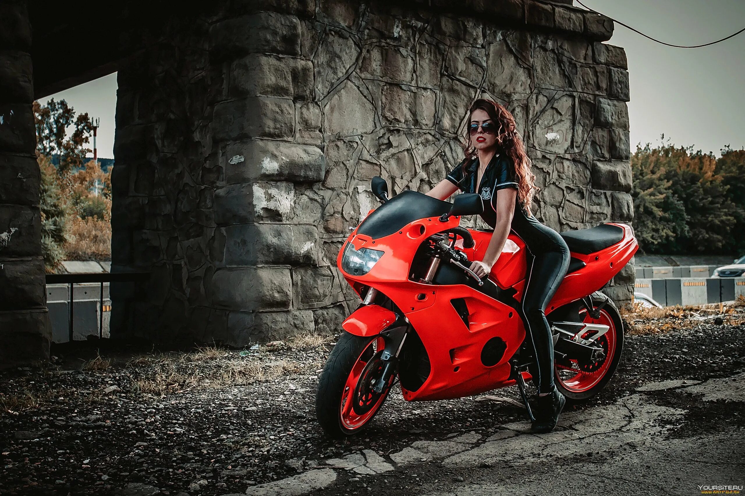 Девушка на красном мотоцикле. Девушка на мотоцикле. Мотоциклы спортивные для девушек. Девушка на мотоцикле. Таня озолина байкерша.