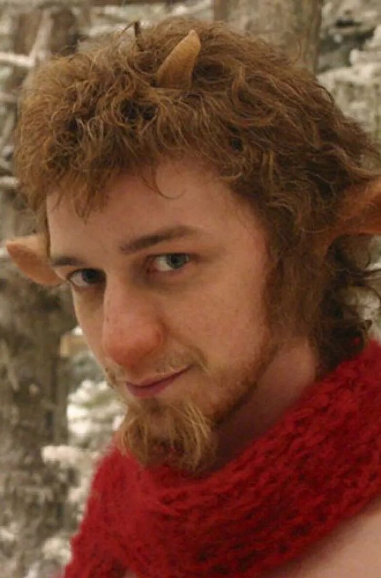 Макэвой мистер тумнус. Фавн из нарнии. Мистер тумнус из хроники нарнии. Джеймс макэвой хроники нарнии. Фавн тумнус.