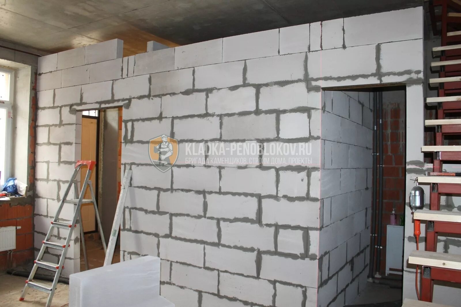 Блок бетонный пазогребневый 100мм. Газобетонные перегородки 75 мм. Межкомнатные стены из газобетона. Блок d 200 газобетон для перегородок. Силикатный блок для межкомнатных перегородок.