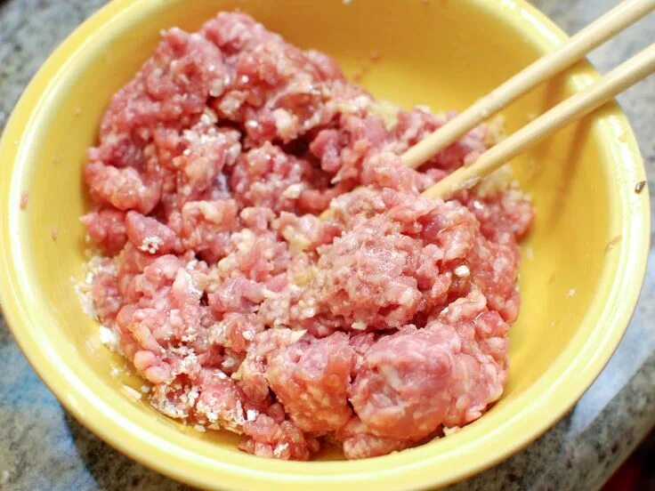 Как вкусно приготовить свиной фарш. Фарш из свинины. блюда из свиного фарша. фарш с добавками. готовим фарш.