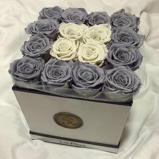 Коробка белых цветов в коробке
