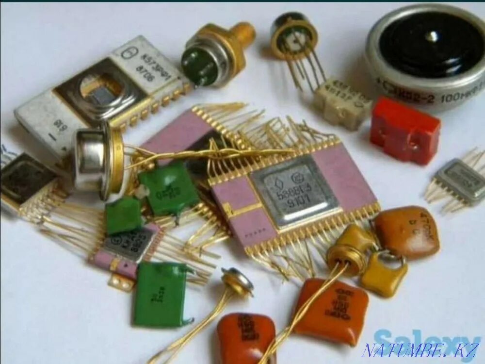 Радиодетали СССР конденсаторы транзисторы микросхемы. Радиодетали СССР конденсаторы. Радиодетали транзисторы генераторные. Дорогие микросхемы.