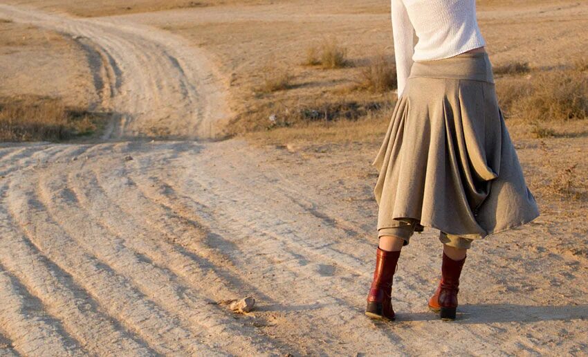 Желтые ботинки с юбкой. Юбка в поле. Девушка в шортах в поле. Damian-piorko. Savanna dress country textile.