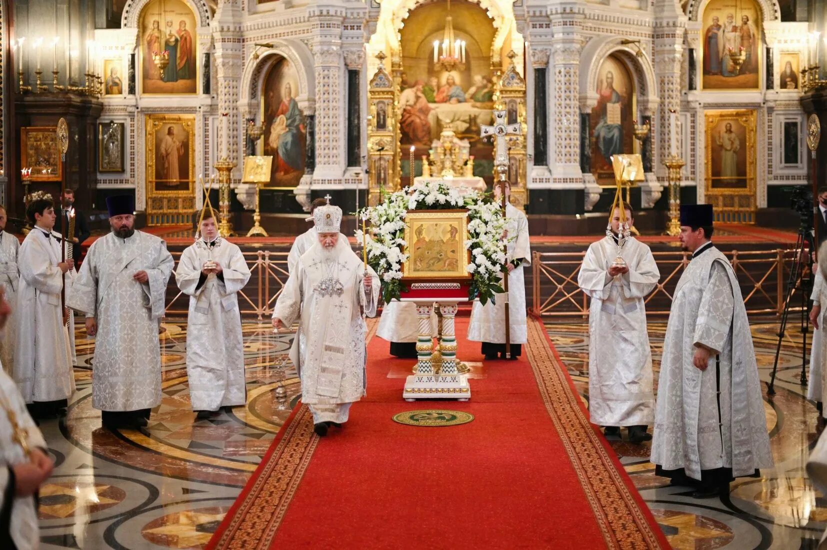 Московская епархия русской православной. Преображение Господне храм Христа Спасителя. Патриарший зал храма Христа Спасителя. Всенощное бдение храм Христа Спасителя поклонение ризам. ХХС Патриарший зал.