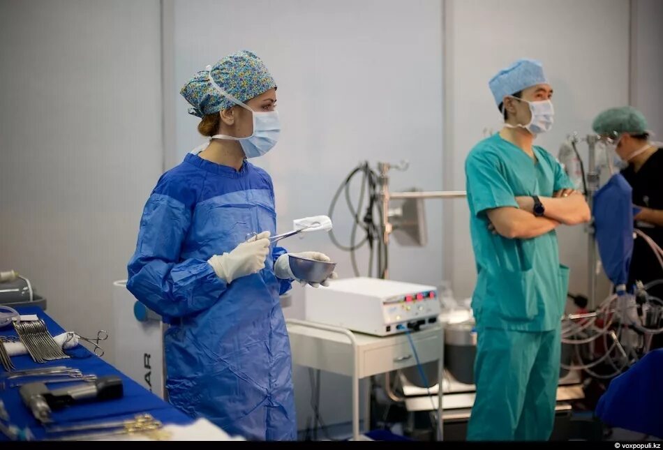 Медицинская сестра в операционной. Операционные медсестры. Медицинская сестра в хирургии. Медицинская сестра в операционной. Хирургическая медсестра.