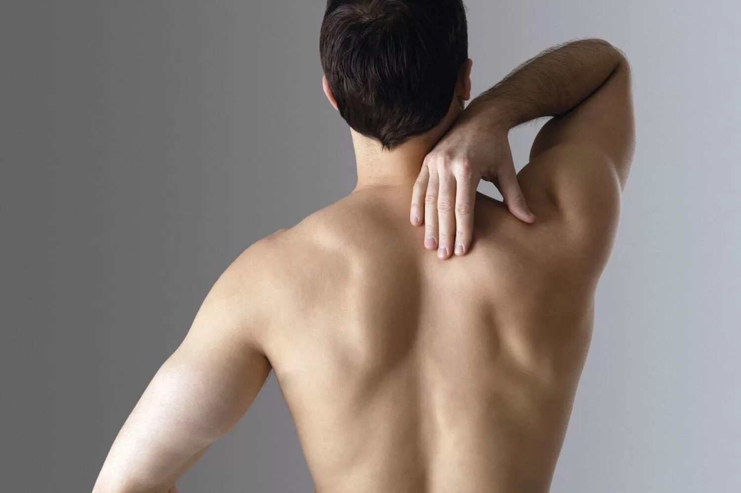 Сильные боли в области спины. Мужская спина. Красивая спина. Болит спина. Мужчина со спины.