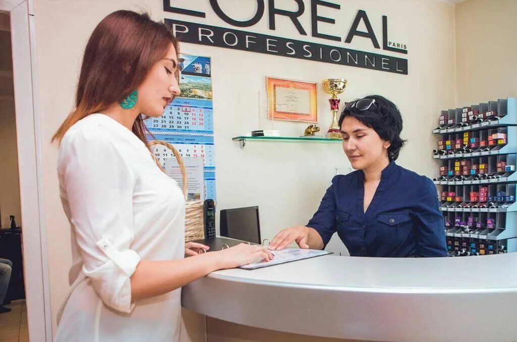Как должен выглядеть администратор салона красоты This Is How Much You Should Tip At A Hair Salon Hair salon, Salon owners, Salon
