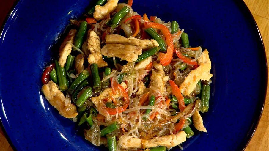 Курица стручковая фасоль соевый соус. Фунчоза со стручковой фасолью. фунчоза с курицей и овощами. салат с фасолью и фунчозой. фунчоза с курицей и стручковой фасолью.