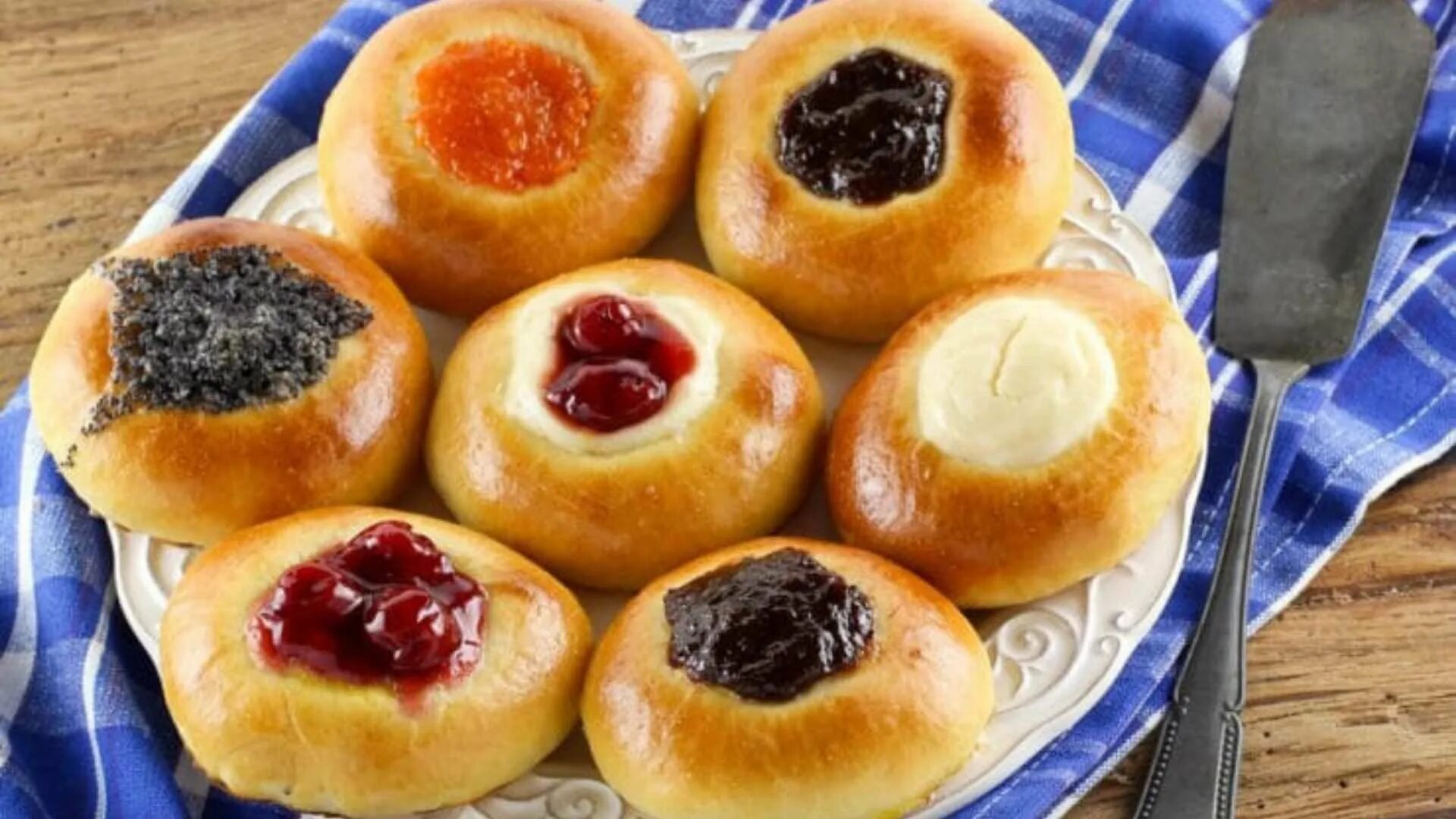 Булочки с начинкой. Датские булочки с вареньем. Булочки с творогом и джемом Екатеринбург. Традиционная Еврейская булочка с джемом