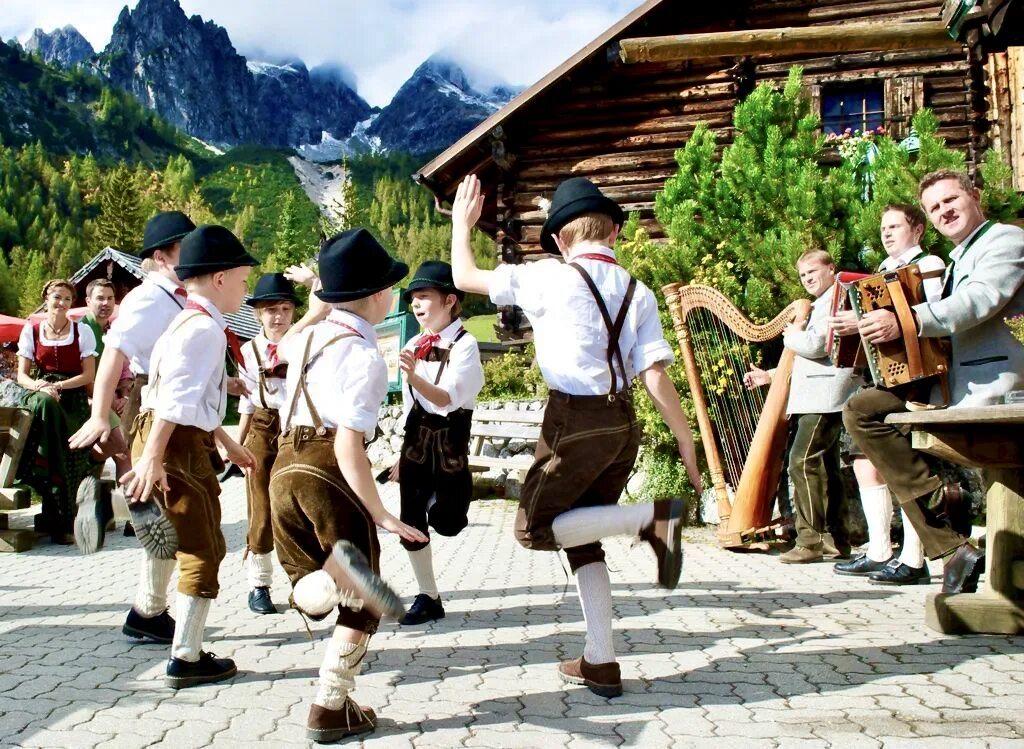 Йодль швейцария. Лихтенштейн национальный костюм. Switzerland song. Йодль швейцария. Швейцария люди.