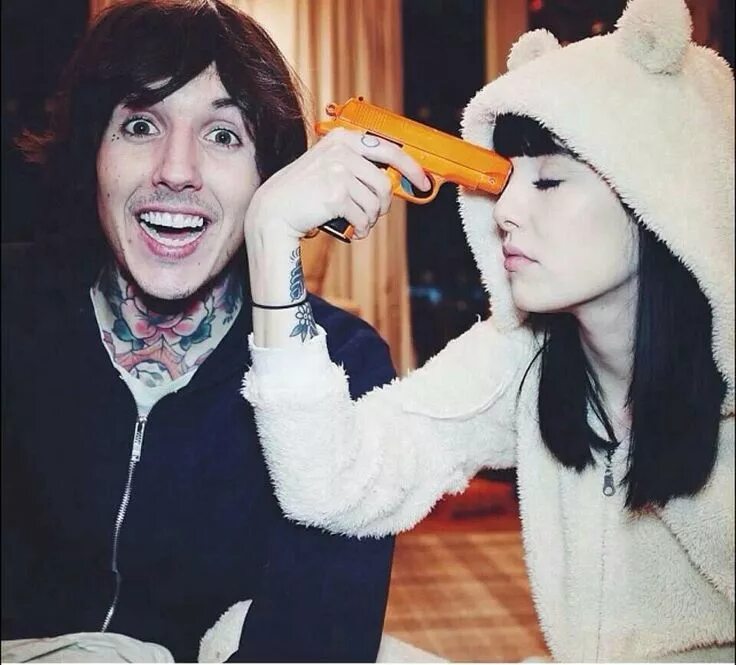 Oliver sykes 2015. Оливер сайкс и ханна. Канели сайкс и кабина qq. Оливер сайкс. Ханна сноудон с оливером.