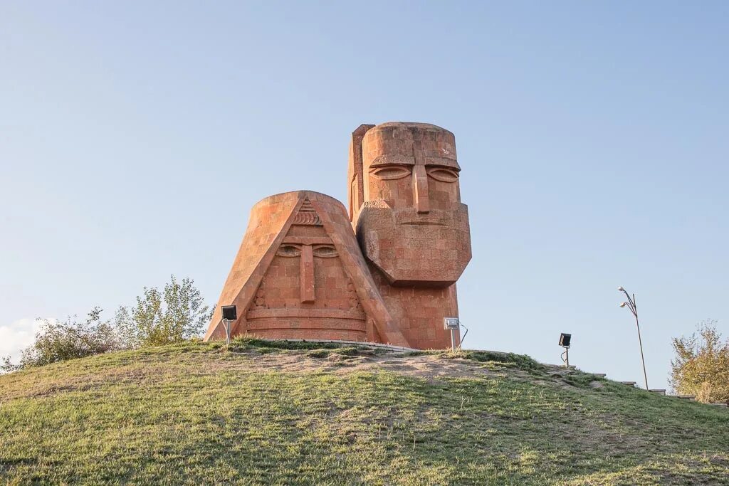 Арцах нагорный. Степанакерт Татик папик. Татик папик Арцах. Нагорный Карабах папик Татик. Папик Татик памятник Степанакерт.