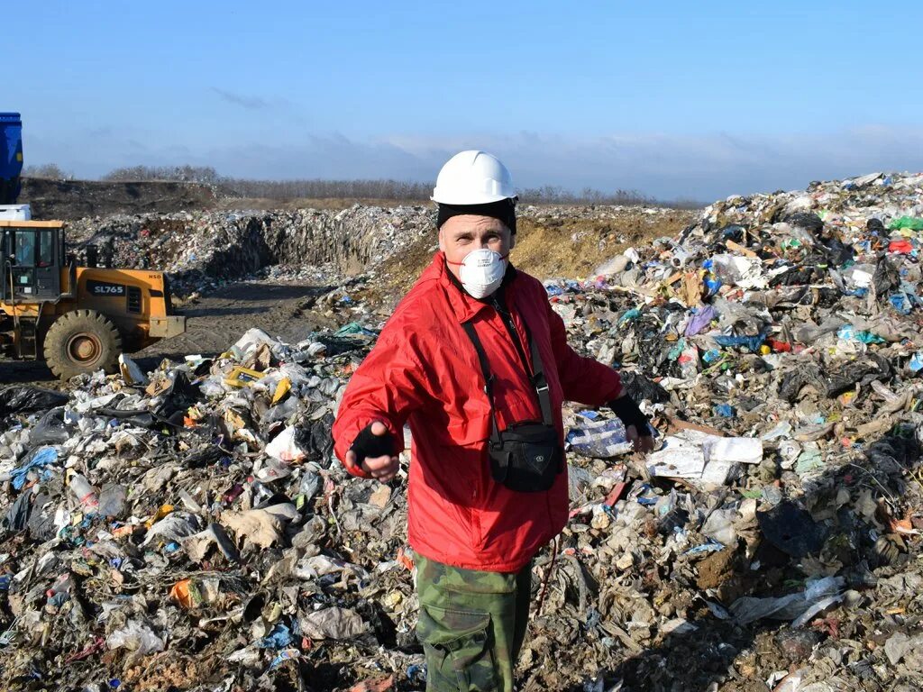 Полигон тбо спб. Мусорный полигон работа. Гора мусора. Полигон тбо вологда. Мусорные полигоны в россии.