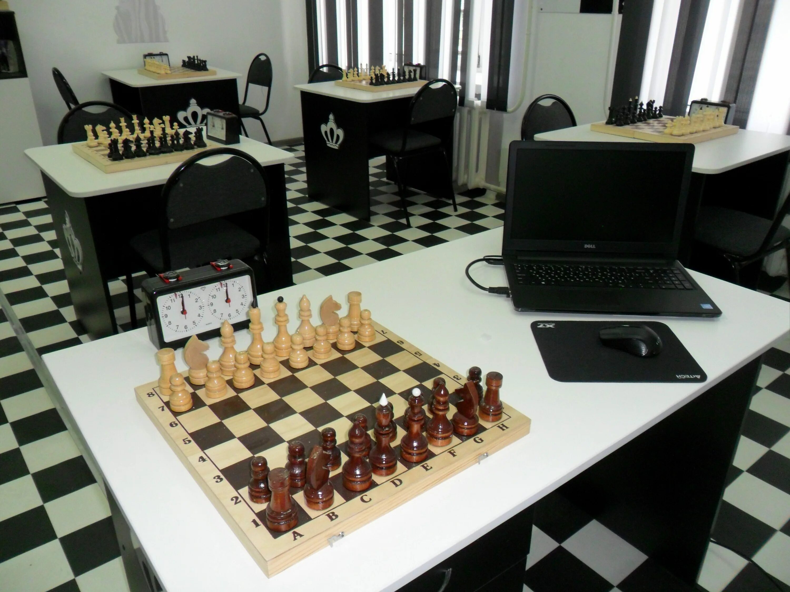 Шахматный класс. Интерьер шахматного клуба. Шахматный кружок для детей. Шахматный класс в школе. Дизайнерские шахматы.