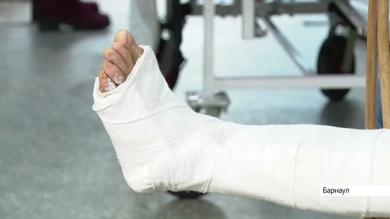 Скользко на улице. Травмпункт. Травмпункт. Гололед травмпункт. Гололед травмпункт.